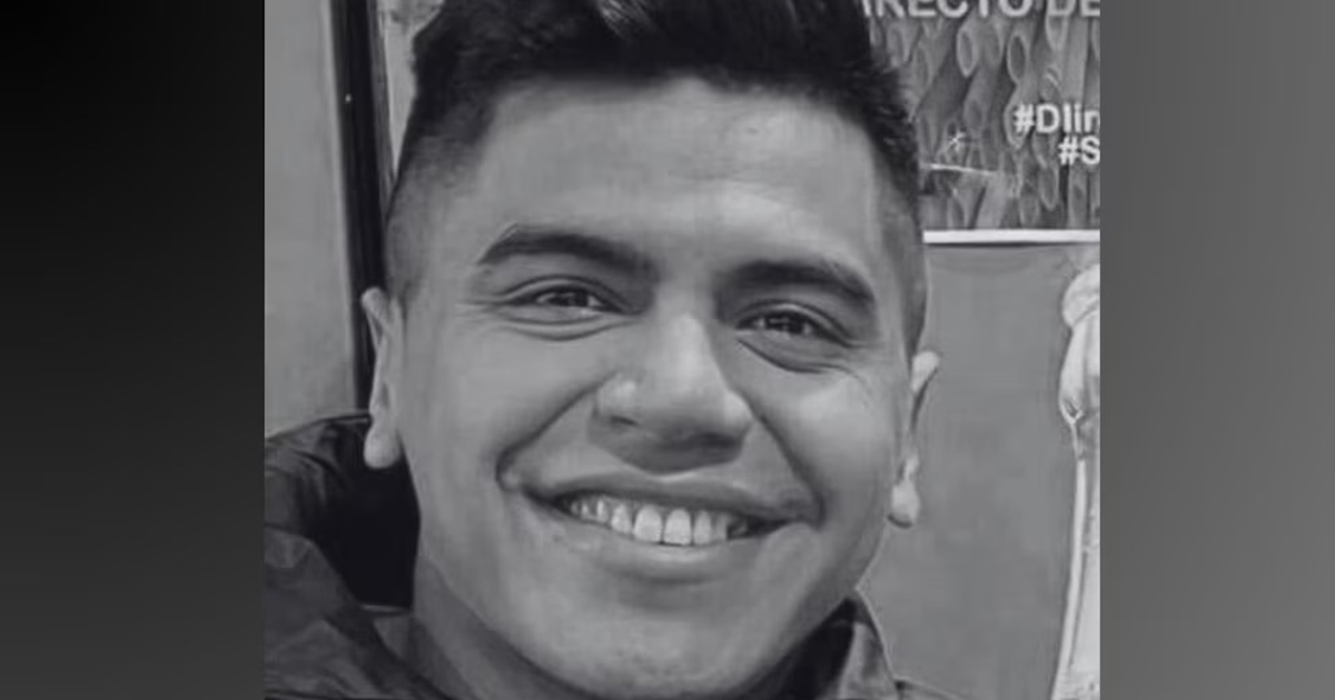 Carlos Castro sonriendo en blanco y negro