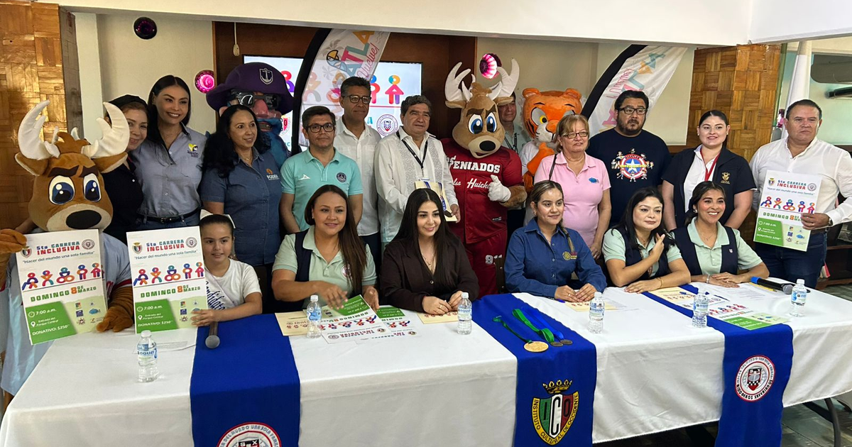 Grupo de personas en evento de carrera inclusiva en Mazatlán, con disfraces y medallas.