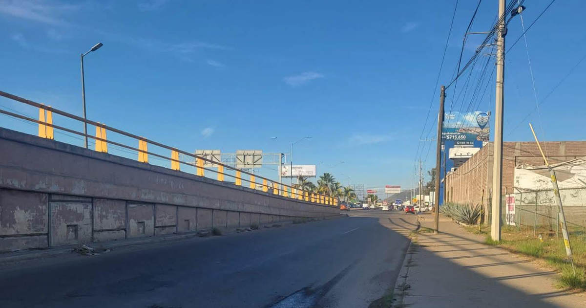 Carretera con puente y letreros durante el cierre vial en Mazatlán