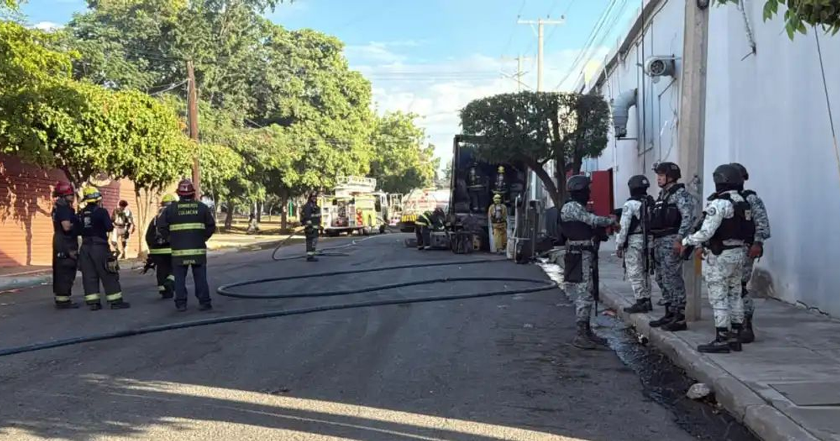 Bomberos y personal de seguridad en respuesta a emergencia en Culiacán