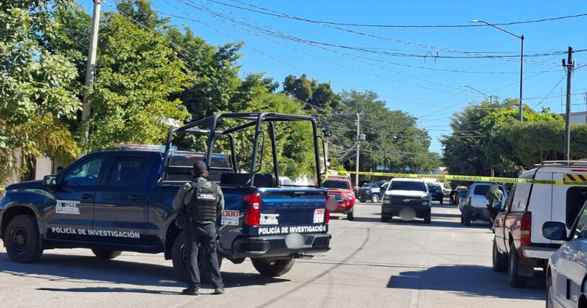 Operativo policial en Guasave con vehículos patrullando y camión de la policía en primer plano.