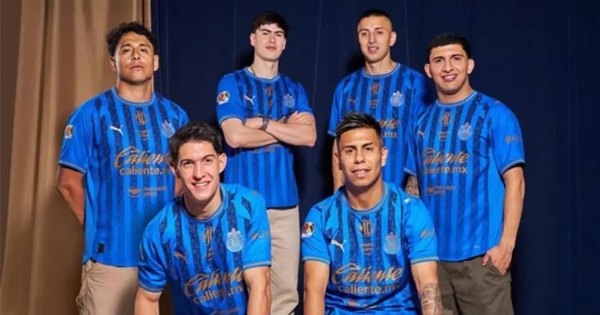 Jugadores de Chivas con nueva camiseta azul y dorada.