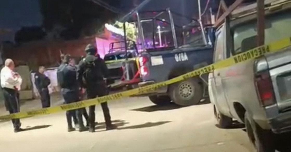 Escena de policía en Mazatlán con agentes y patrulla en la noche