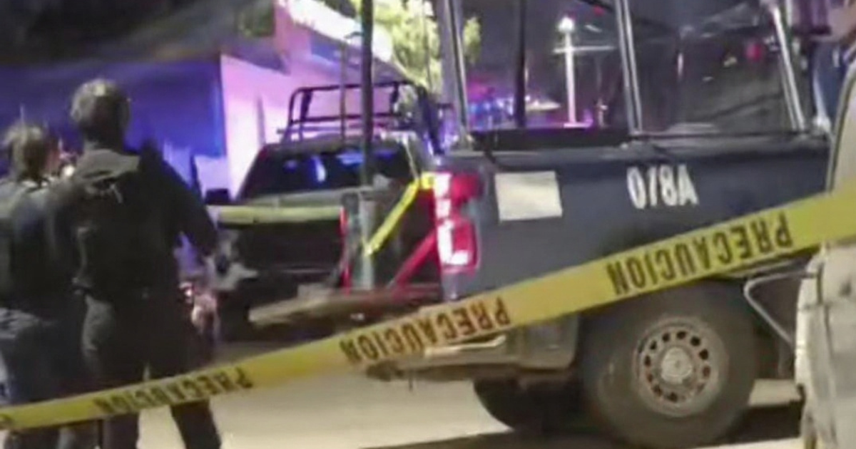 Camioneta rodeada de cinta de precaución y luces de emergencia, presuntamente después de choque entre patrullas en Mazatlán.