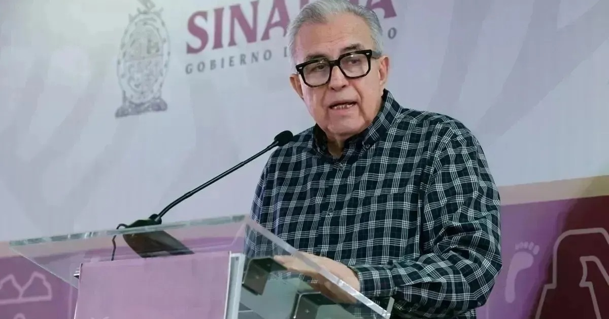 Gobernador Rubén Rocha Moya hablando en evento con fondo de banner de Sinaloa.