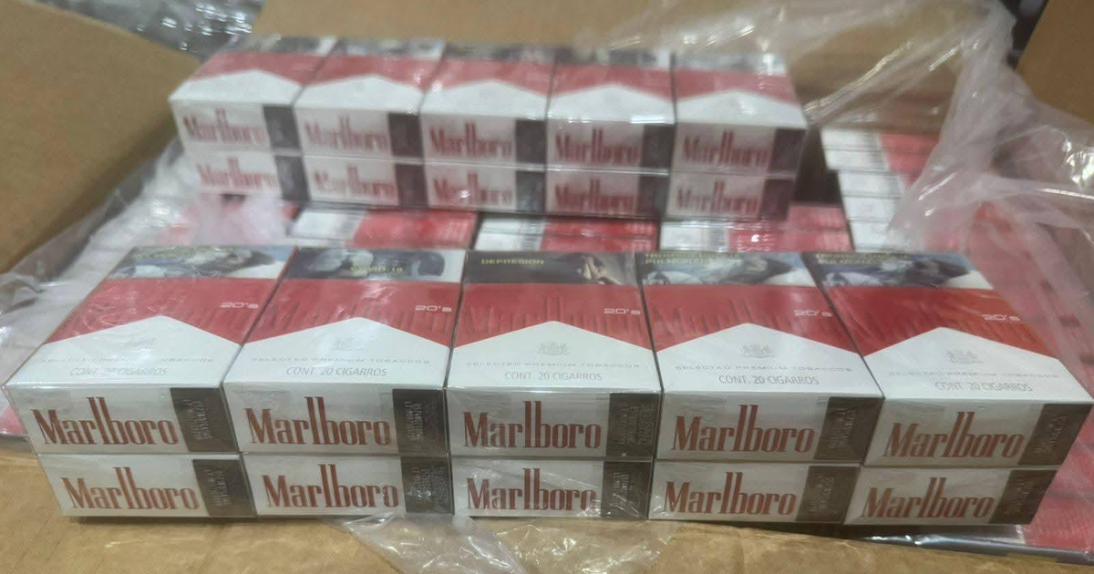 Cajas de cigarrillos incautadas en operativo naval.