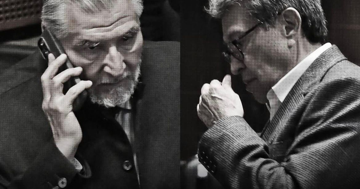 Dos hombres en reunión laboral seria mentes ocupadas uno hablando por teléfono