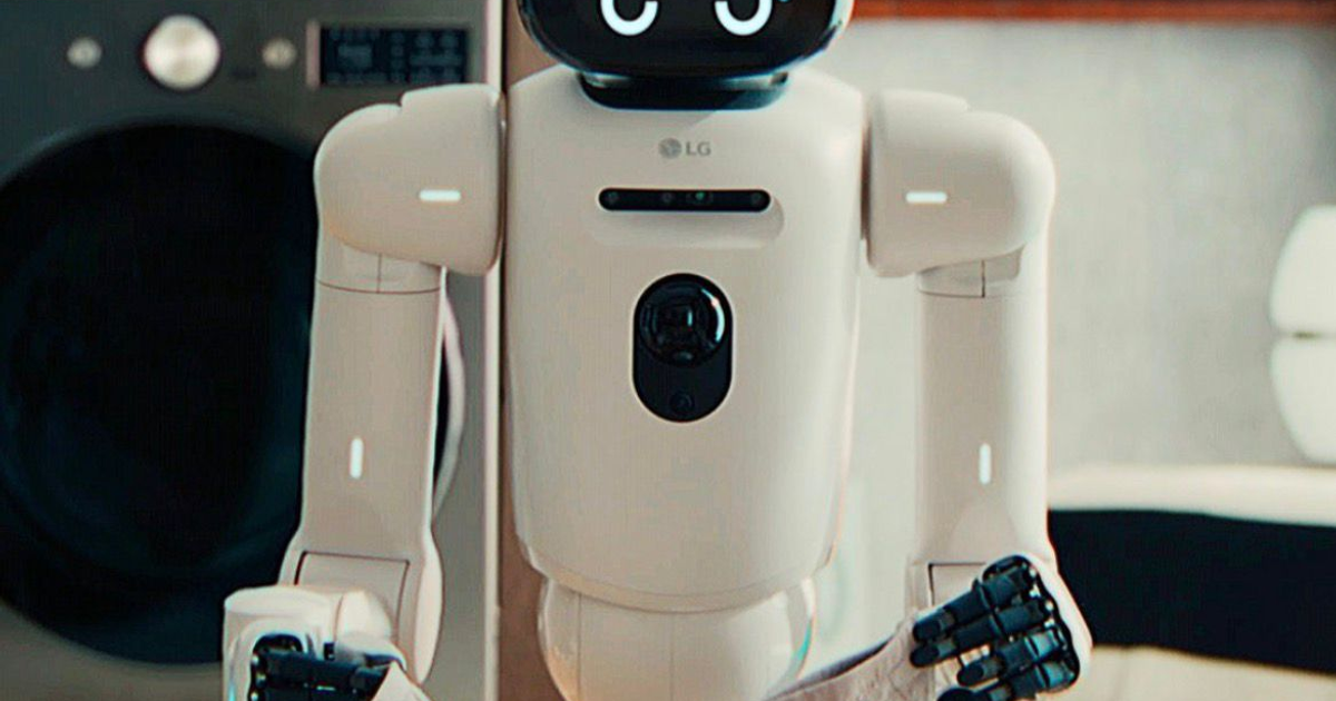 Cloi, el robot doméstico de LG, sostiene una prenda junto a una lavadora en CES 2026