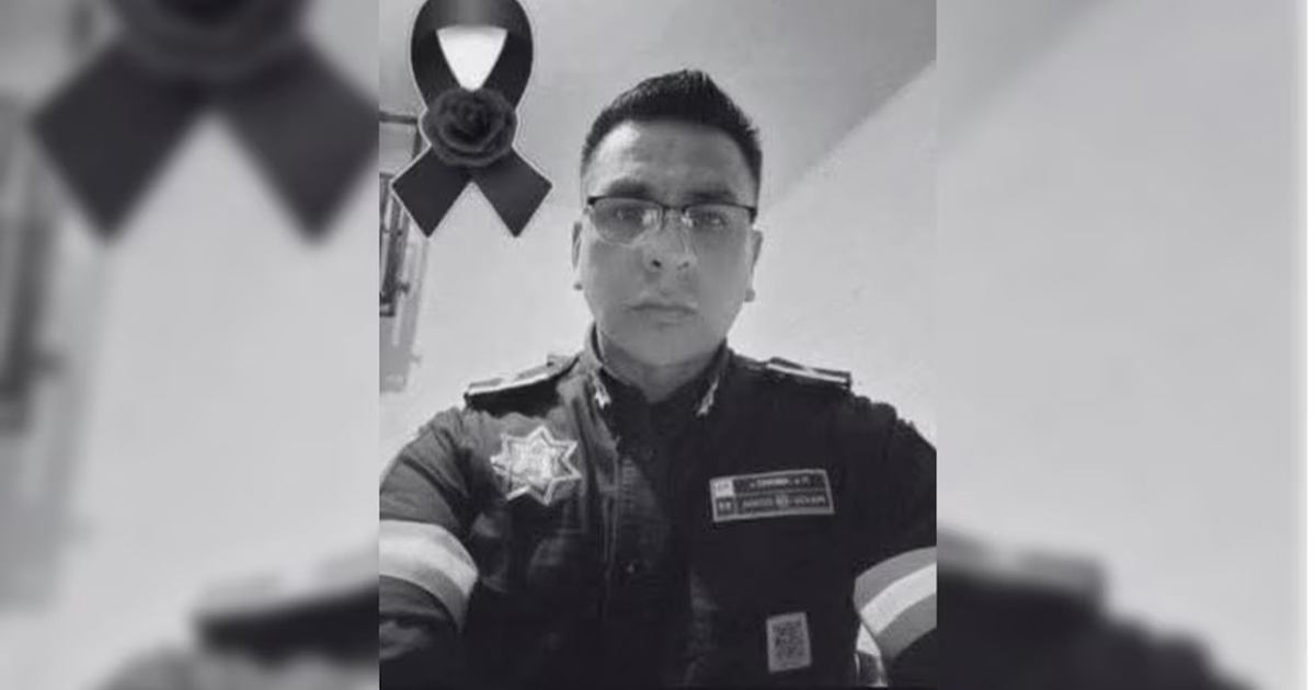 Autorretrato del comandante Jiménez Jiménez con símbolos de tributo