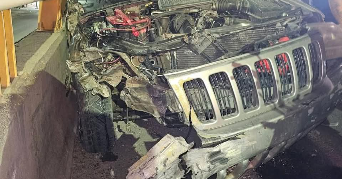 Jeep Cherokee chocado contra un muro de concreto, con dañada parte frontal, en puente frente a La Ley El Conchi, Mazatlán.