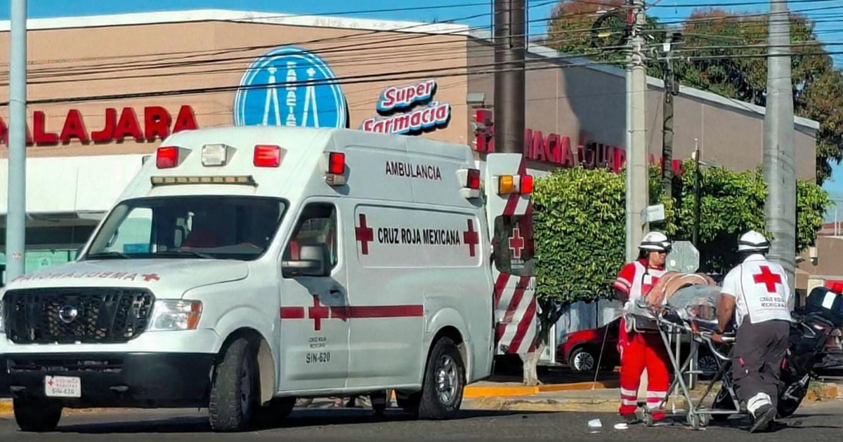 Imagen de una ambulancia de la Cruz Roja atendiendo a un motociclista herido en Mazatlán, Sinaloa.