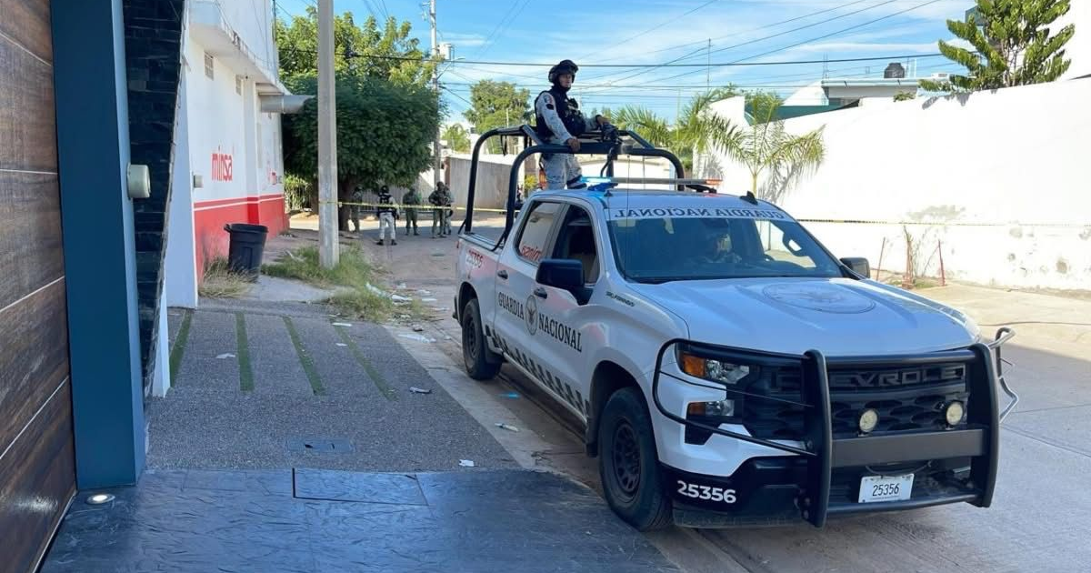 Oficial armado de Guardia Nacional sobre vehículo en Culiacán tras hallazgo de cuerpo mutilado
