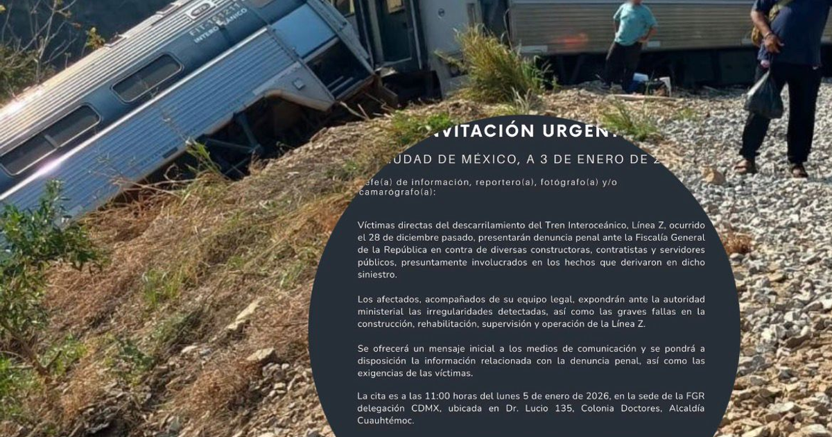 Tren interoceánico descarrilado con vagón inclinado en terreno irregular, rodeado de observadores.