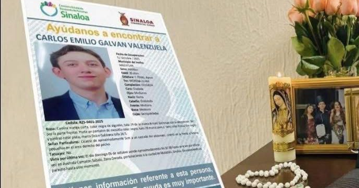 Cartel de búsqueda de Carlos Emilio Galván Valenzuela con detalles físicos y una vela encendida junto a un rosario.