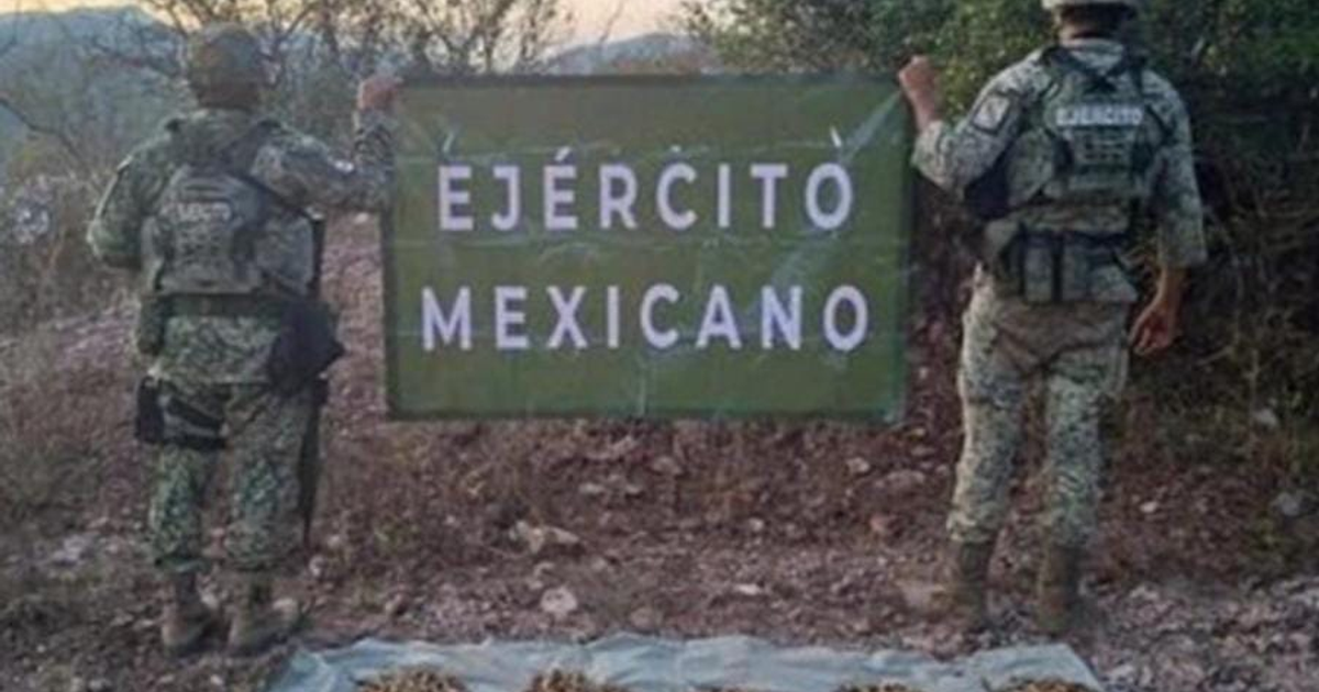 Dos soldados del Ejército Mexicano sosteniendo un cartel en un escenario montañoso durante un operativo en Concordia, Sinaloa, 2026.