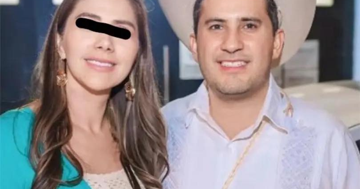 Imagen de dos personas sonriendo en un evento social en Uruapan