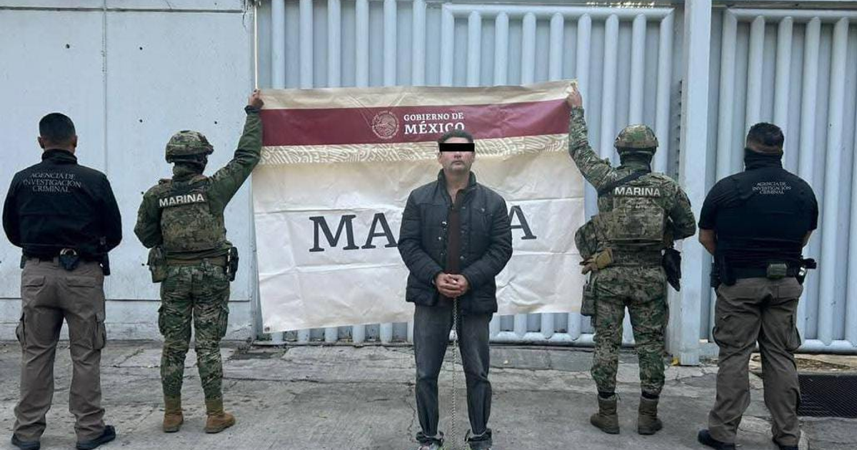 Elementos de la Marina detienen a un hombre en Guerrero frente a una bandera del Gobierno de México