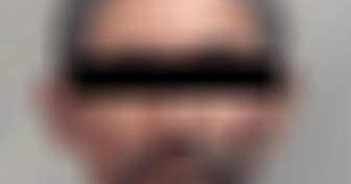 Policía arresta a un hombre en la azotea de una tienda en Culiacán, evidencia de robo de tubería metálica