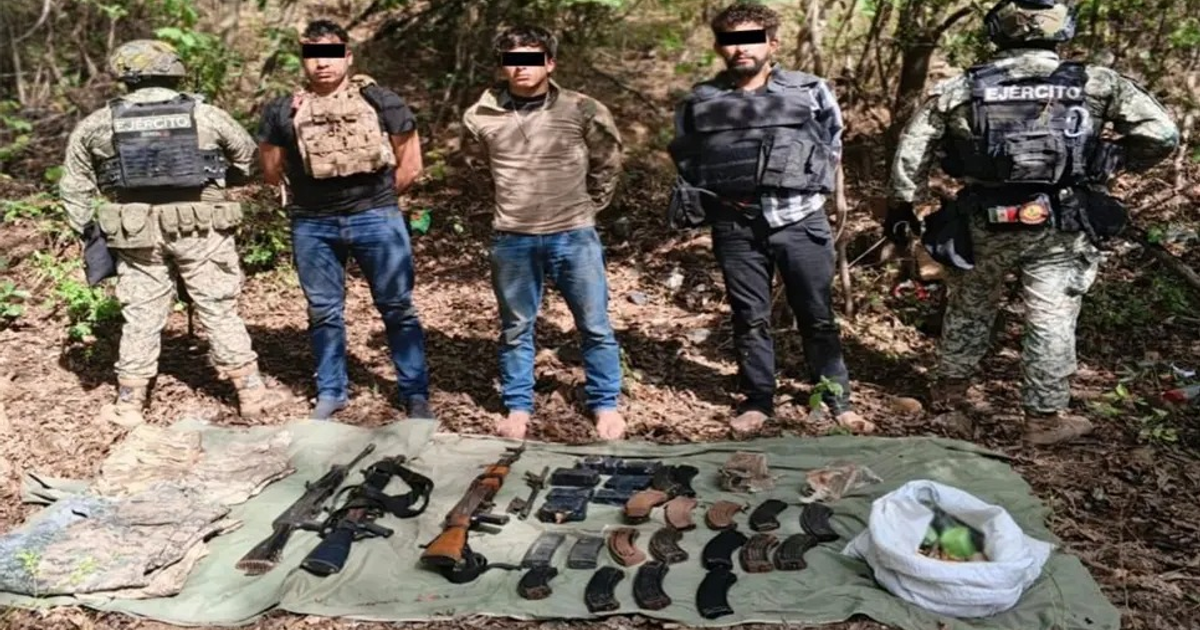 Grupo de sospechosos detenidos por militares en San Ignacio, rodeados de armas y equipo confiscado.