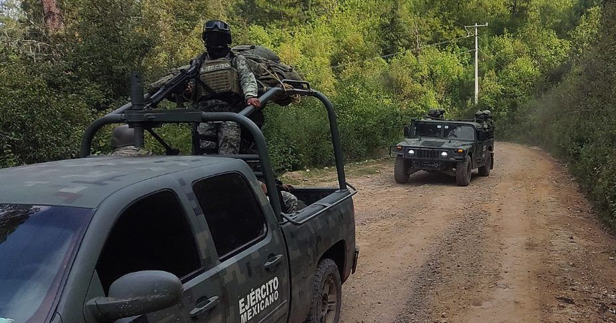 Imagen de convoy militar en camino de tierra durante operativo en San Ignacio