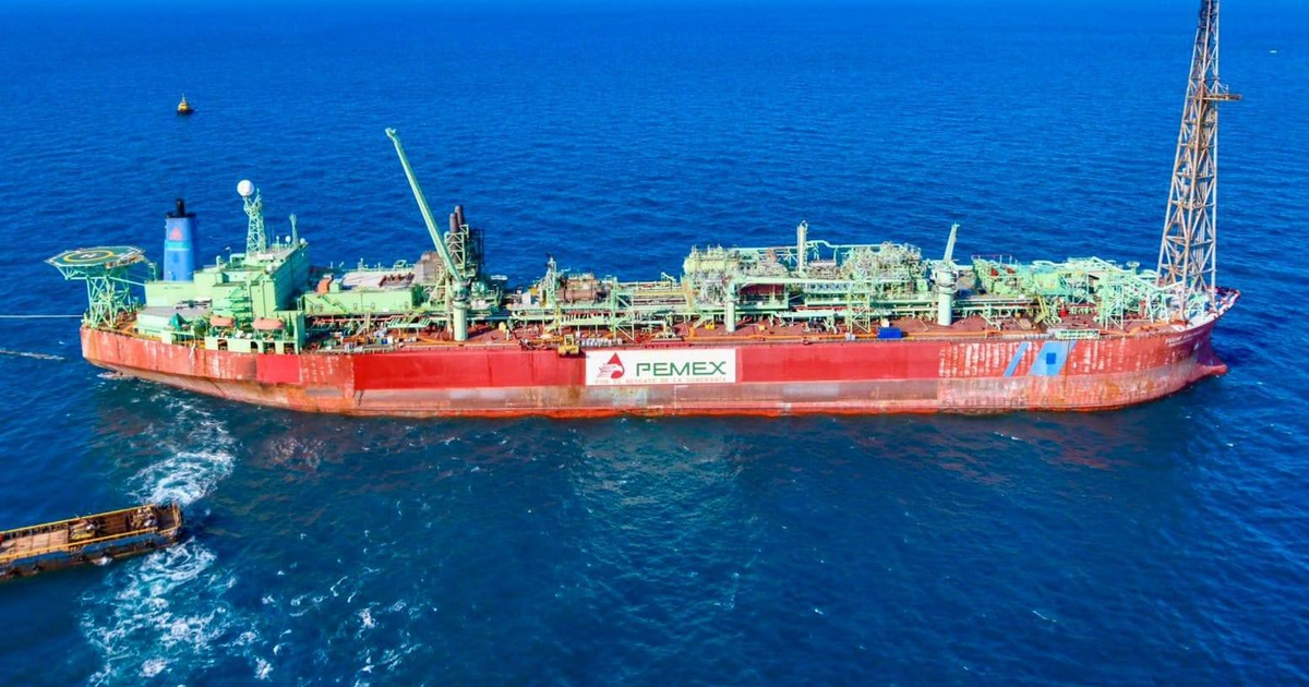 Barco de perforación de Pemex en el mar con colores verdes y rojos, fondo de océano amplificando tensión política.
