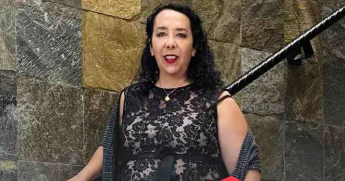 Imagen de un fondo de piedra con una persona en escaleras, posiblemente relacionado con Hilda Brown