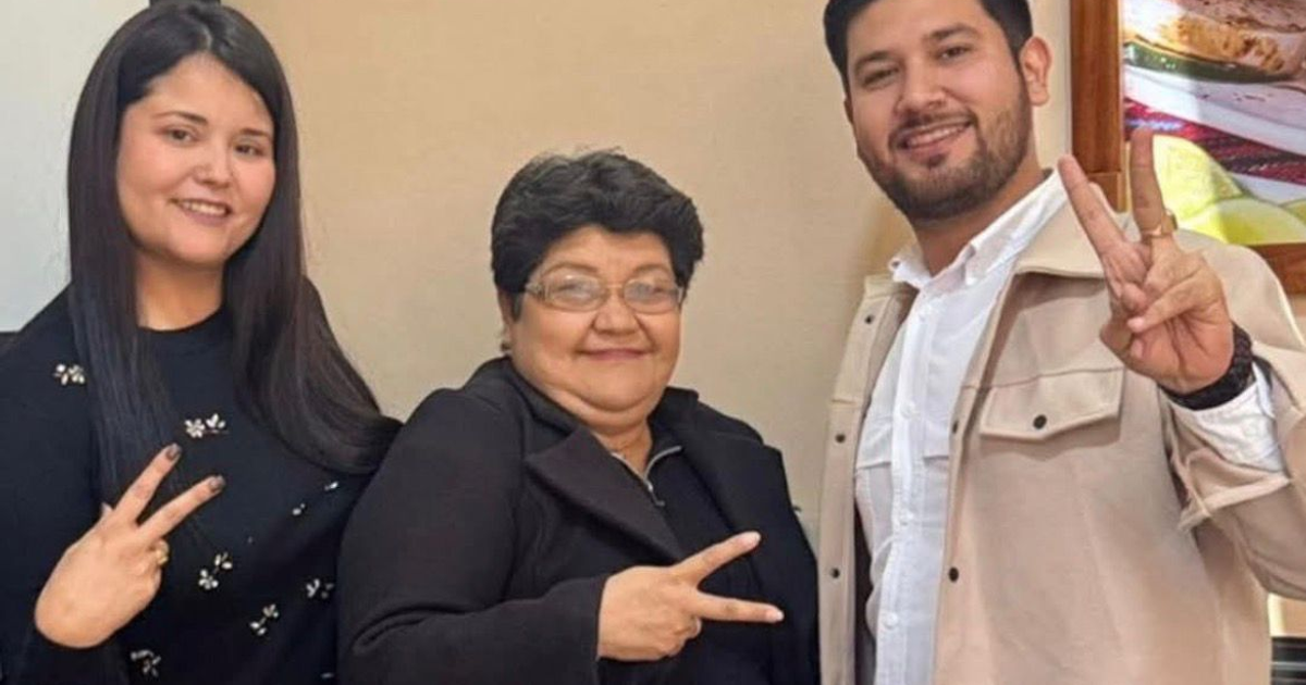 Tres personas sonrientes haciendo el signo de la paz en el Carnaval Guasave 2026