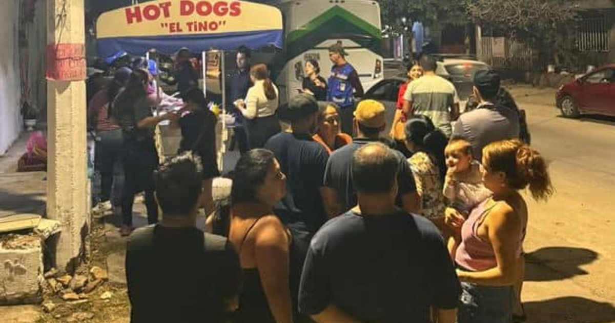 Fila nocturna en el puesto de hot dogs 'El Tino', Mazatlán, en respuesta a viralización.