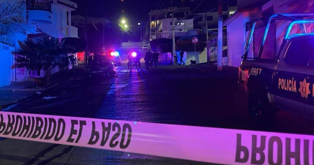 Imagen nocturna de una escena del crimen con luces de emergencia y cinta de prohibido en Culiacán, Sinaloa.