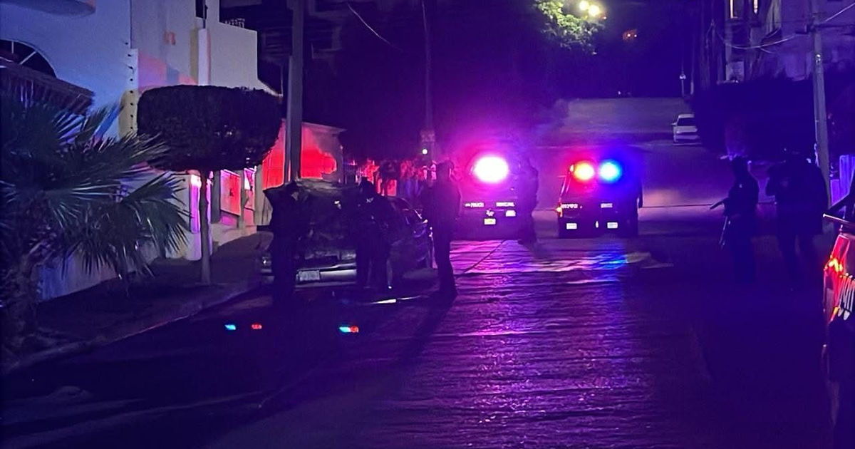 Operativo policial en Culiacán noche autos luces agentes