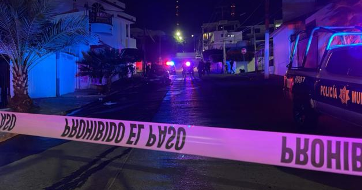 Escena policial nocturna en Culiacán con vehículos y agentes en acción