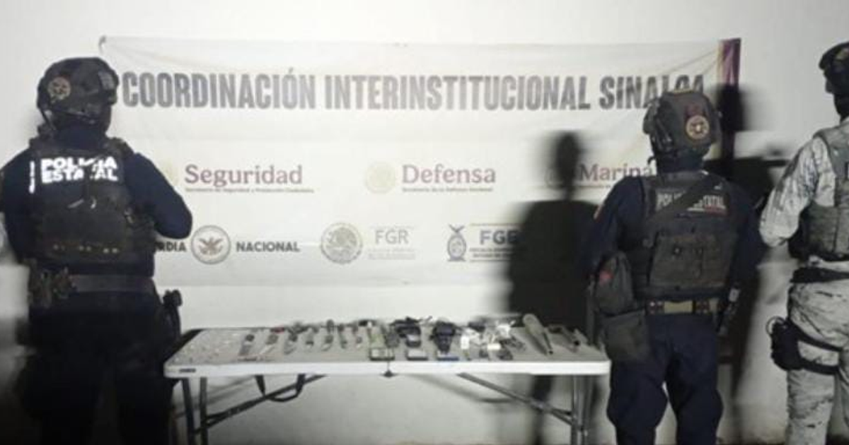 Oficiales de seguridad frente a objetos incautados durante un operativo en el penal de Aguaruto, Sinaloa.