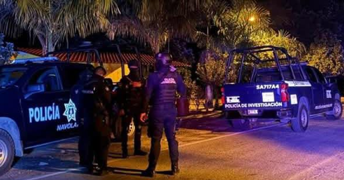 Vehículos y oficiales de policía en operación nocturna en Navolato tras asesinato en El Limoncito.