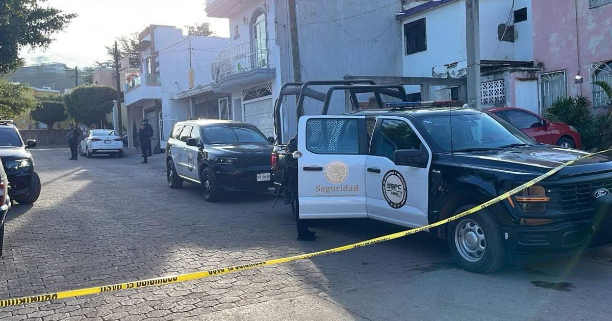 Vehículos de policía y cinta de advertencia en una escena de crimen en Culiacán.