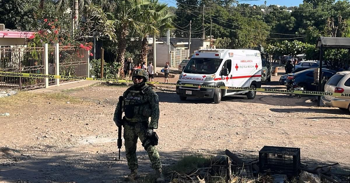 Soldado armado y ambulancia en escena de seguridad acordonada con cinta amarilla en Culiacán