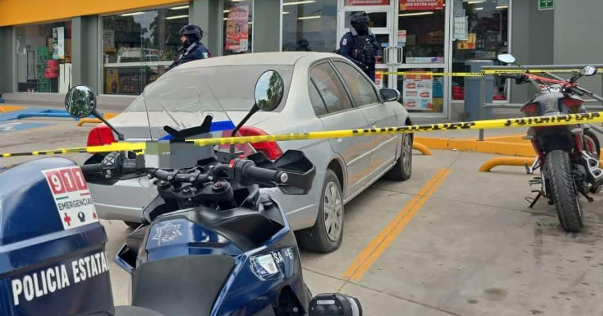 Vehículo rodeado por policías en Bacurimí, Culiacán, tras un suceso de seguridad.