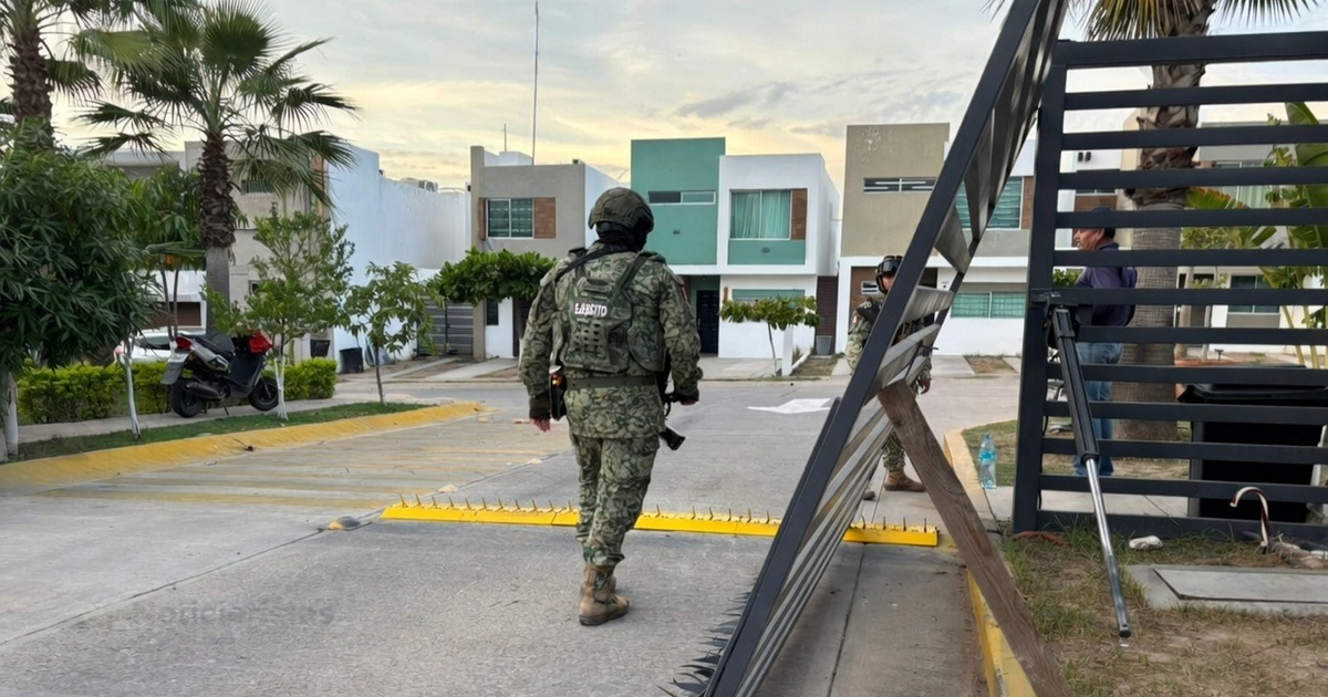 Soldado en uniforme camuflado camina en una zona residencial tras ataque armado en Culiacán.