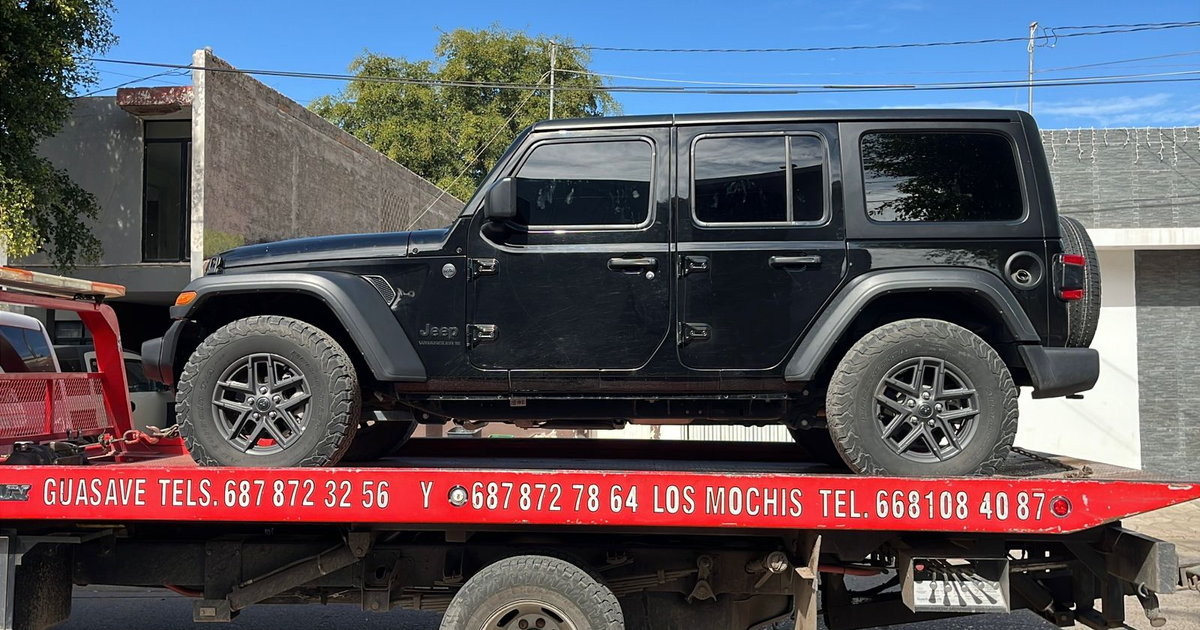 Jeep negro sobre camión remolque en operativo militar en Guasave, Sinaloa.
