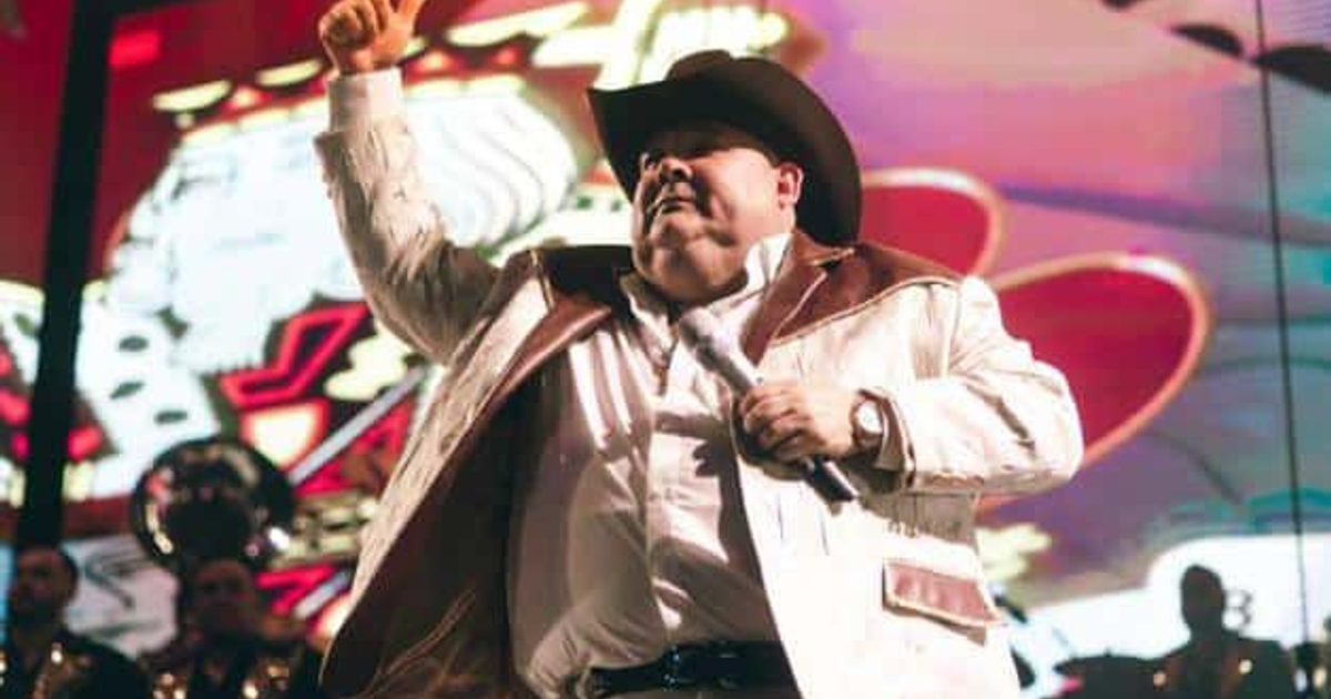 José Ángel Ledesma 'El Coyote' con sombrero y chaqueta sujetando un micrófono en el escenario