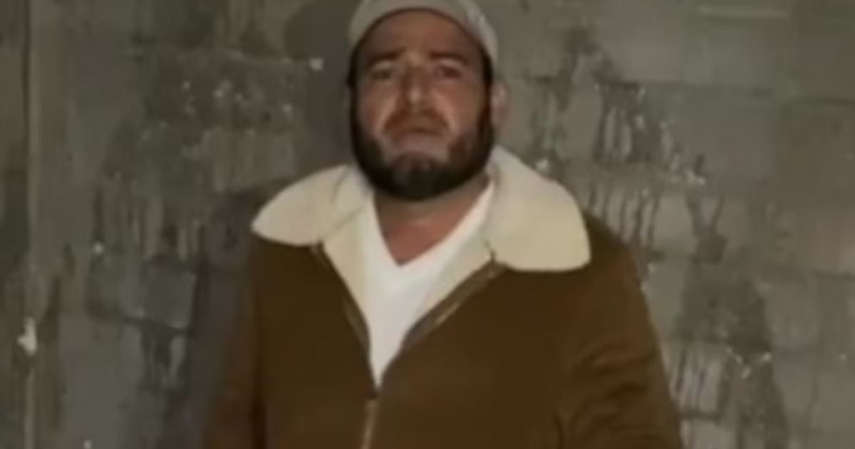 Imagen de hombre con sombrero y chaqueta marrón posando frente a una pared de ladrillo en contexto de video controvertido del líder criminal 'El Bótox'.