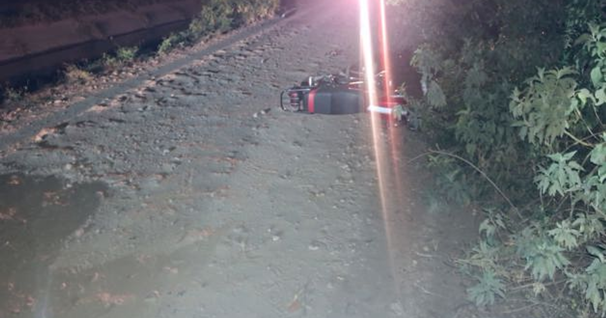 Motocicleta volcada en camino de terracería de noche, Ahome, Sinaloa