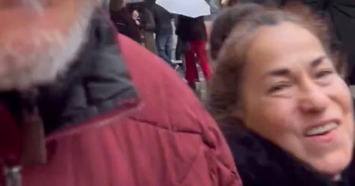 Emma Ocampo Silva confronta a un ciudadano en Roma bajo la lluvia