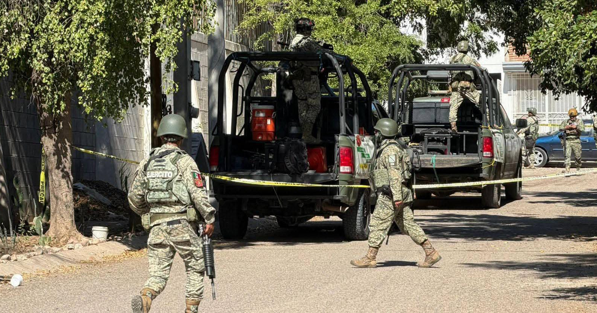 Personal militar en zona urbana con vehículos y cintas amarillas de seguridad en Culiacán