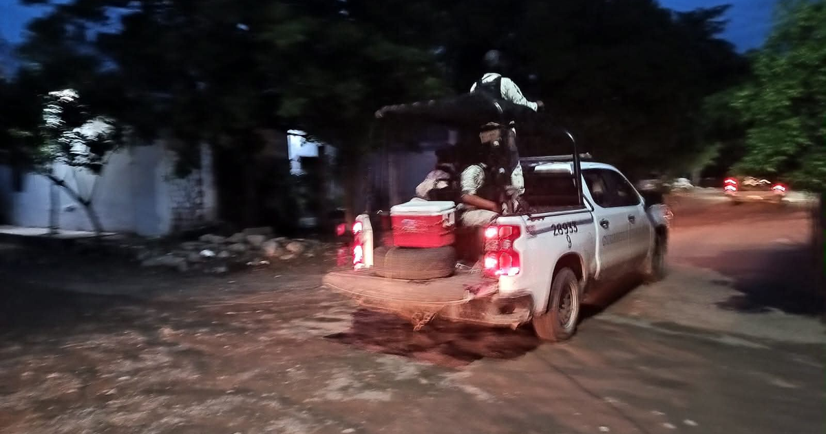 Camioneta blanca en camino rural durante la noche en Navolato, relacionada con enfrentamiento armado en Villa Juárez.