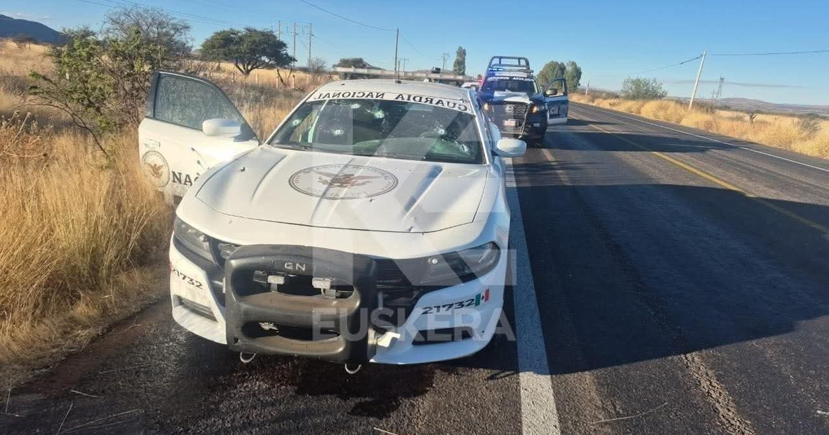 Coche de la Guardia Nacional, dañado tras enfrentamiento en la carretera Durango–Zacatecas.