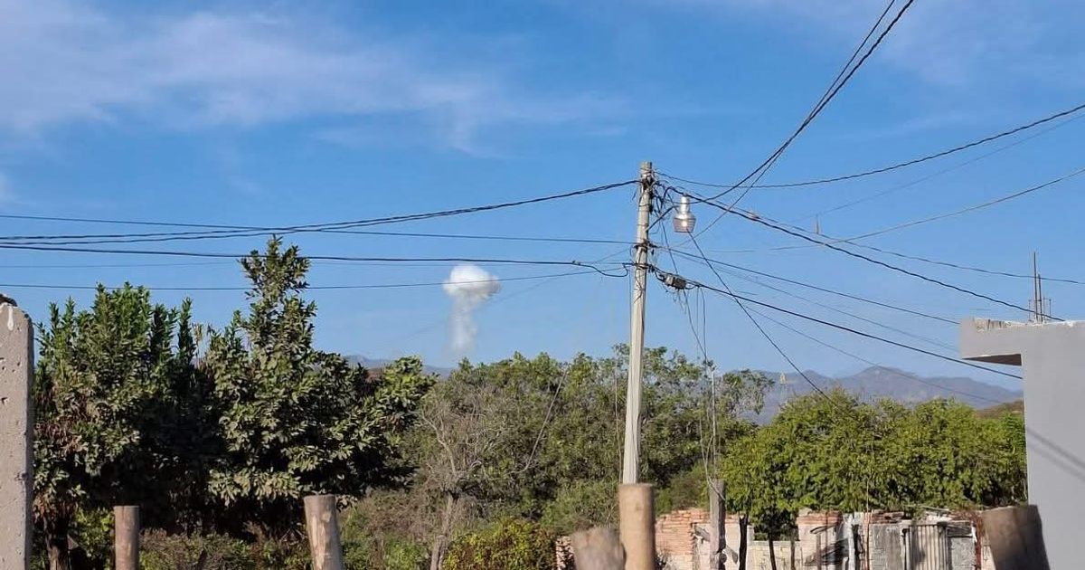 Vista de paisaje rural con postes eléctricos y montañas en Escuinapa, Sinaloa