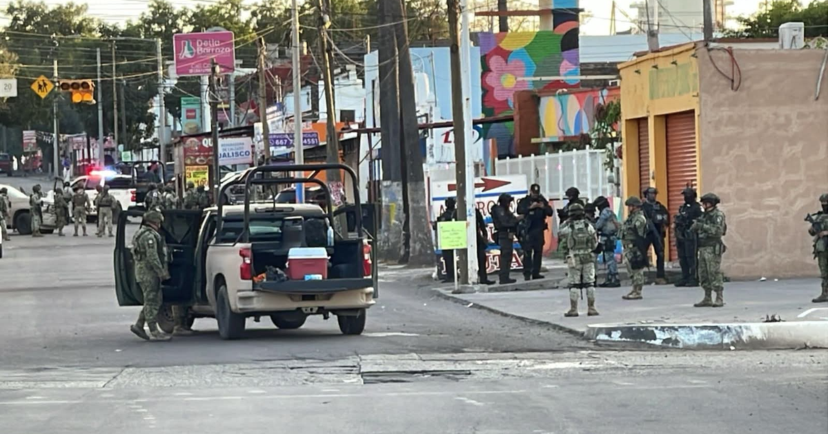 Operación de seguridad del Ejército Mexicano en avenida de Culiacán, con soldados y vehículos desplegados.