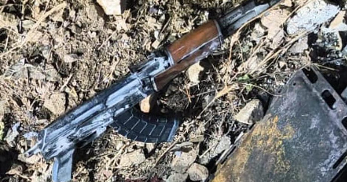 Fusil rodeado de piedras y tierra en Culiacán tras operativo policial
