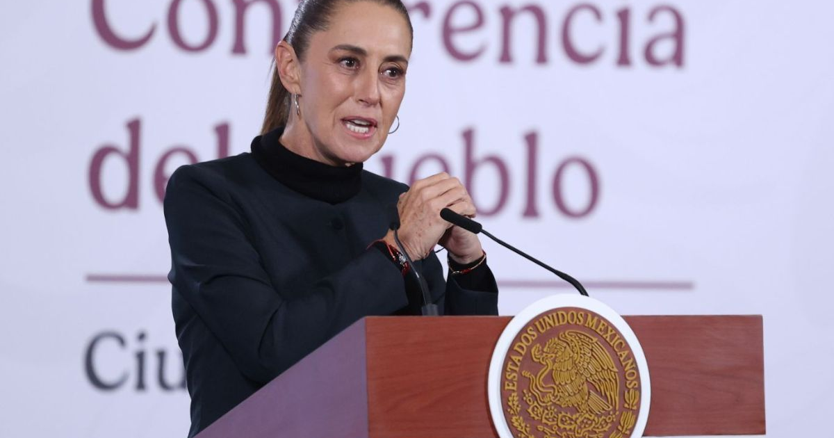 Claudia Sheinbaum dando un discurso en un podio con el texto 'Conferencia del Pueblo' y el logo de 'Estados Unidos Mexicanos'.