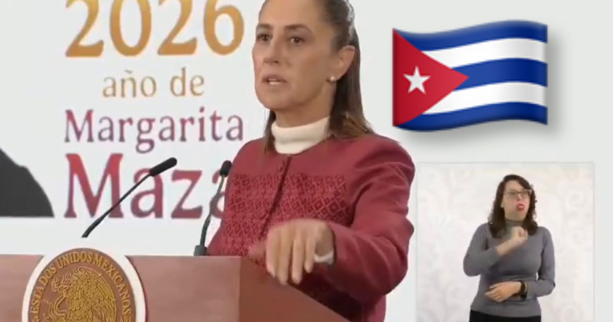 Mujer en podio en conferencia sobre 'Año de Margarita Maza' con bandera cubana y Claudia Sheinbaum